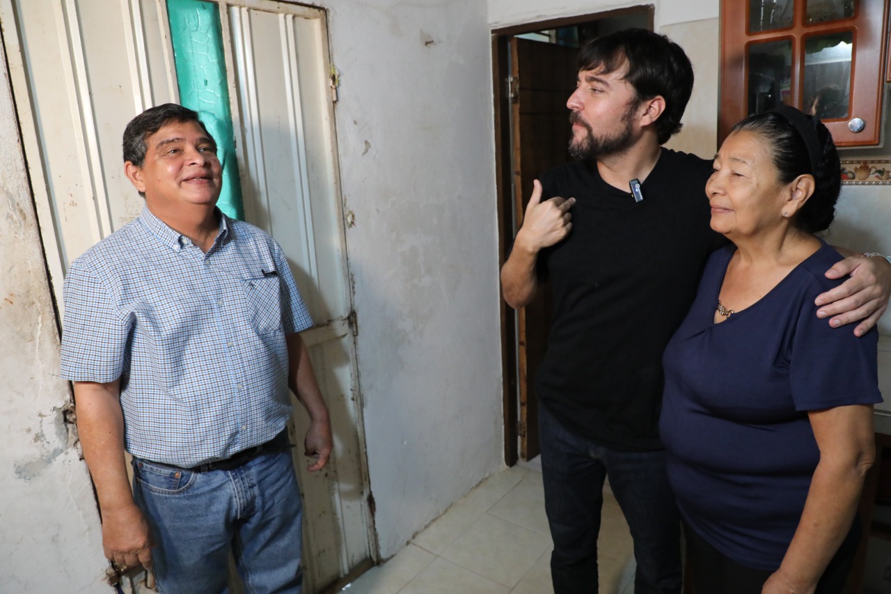 El alcalde Pumarejo y el secretario de Obras, Rafael Lafont, con otra beneficiaria de Villa de San Pedro.