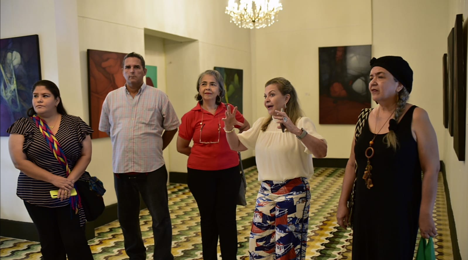 Asistentes a la exposición del maestro Jorge Serrano, en una visita guiada por Cielo Támara.