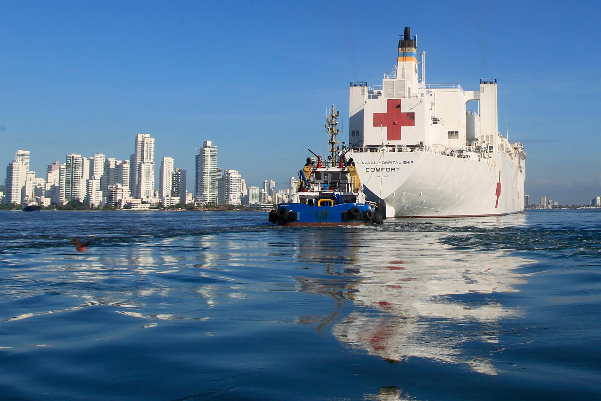 El buque USNS Comfort en la Bahía de Cartagena.
