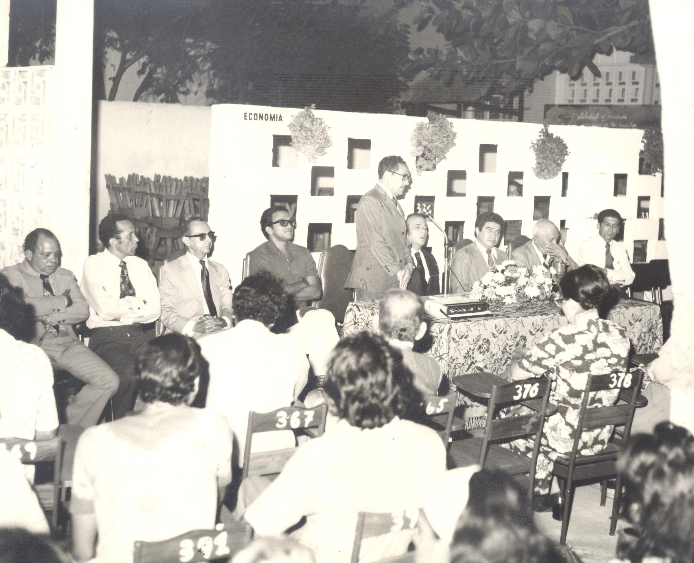 El 1 de marzo de 1973, el rector fundador José Consuegra Higgins lideró las primeras clases de Unisimón. 
