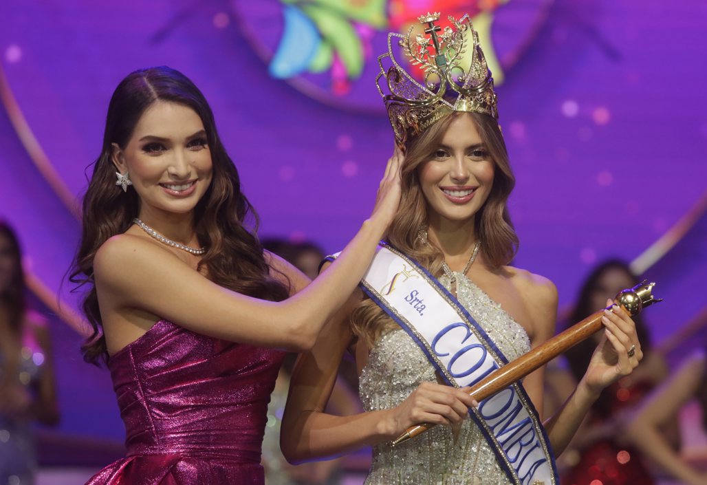 Sofía Osío Luna recibiendo la corona y el cetro de Señorita Colombia 2022 de su antecesora Valentina Espinosa Guzmán.