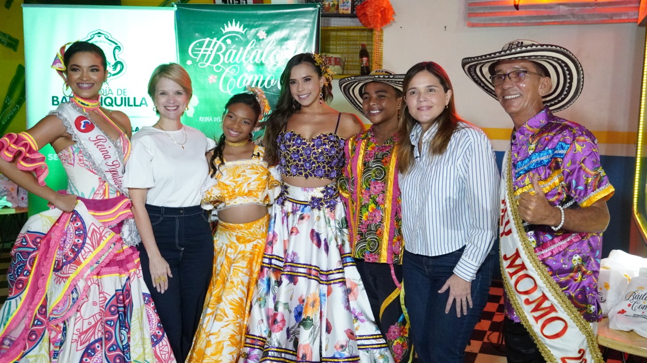 Reyes del Carnaval de Barranquilla 2023 junto a la gerente de Carnaval S.A.S. y la Secretaria de Cultura Distrital.