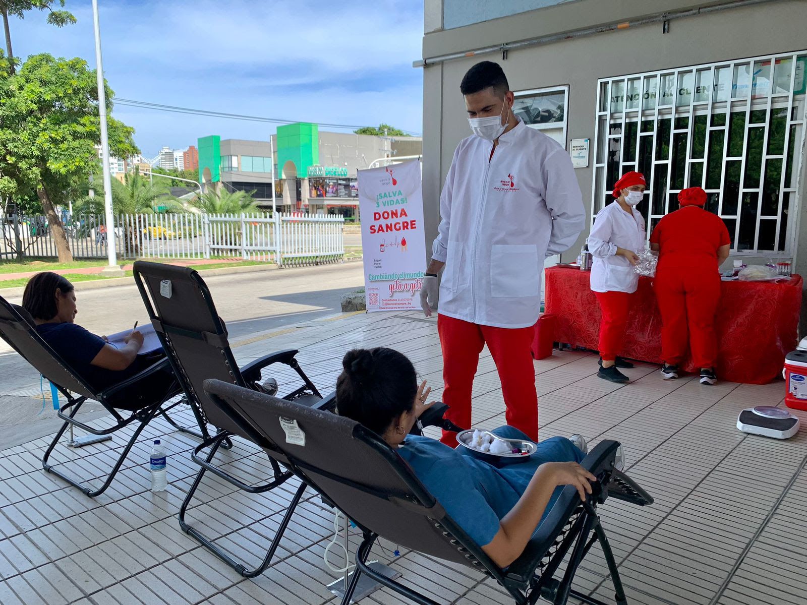 Usuarios de Transmetro en la jornada de donación de sangre.