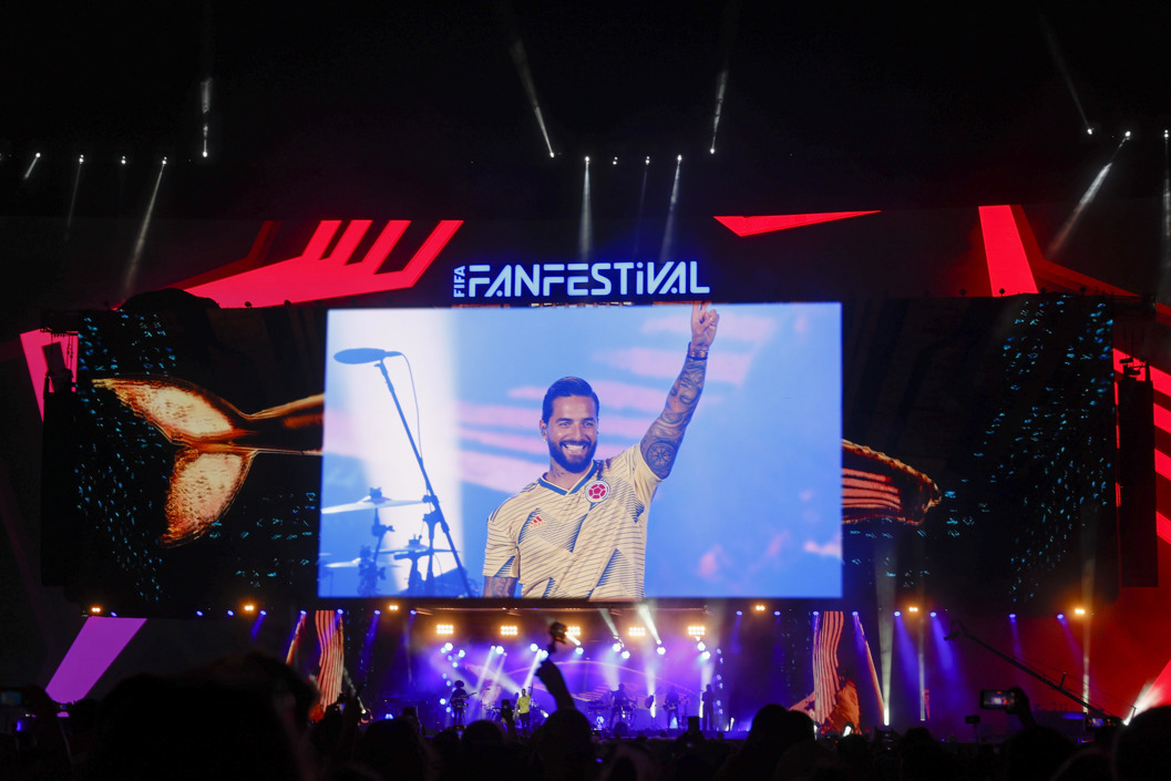 Maluma durante su actuación en la inauguración del 'FIFA fan festival' de Doha.