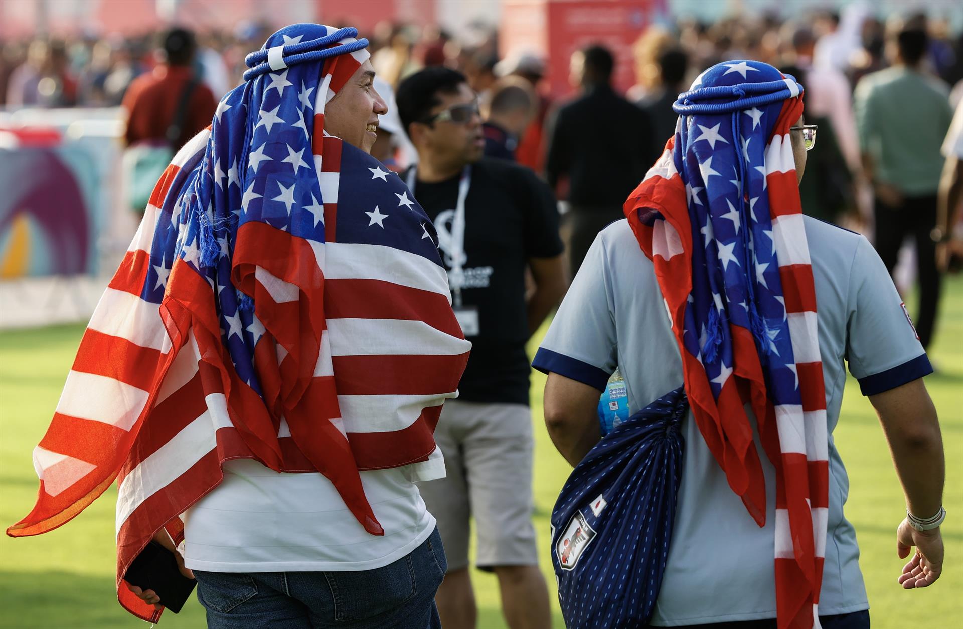Los aficionados de los Estados Unidos muestran su bandera. 