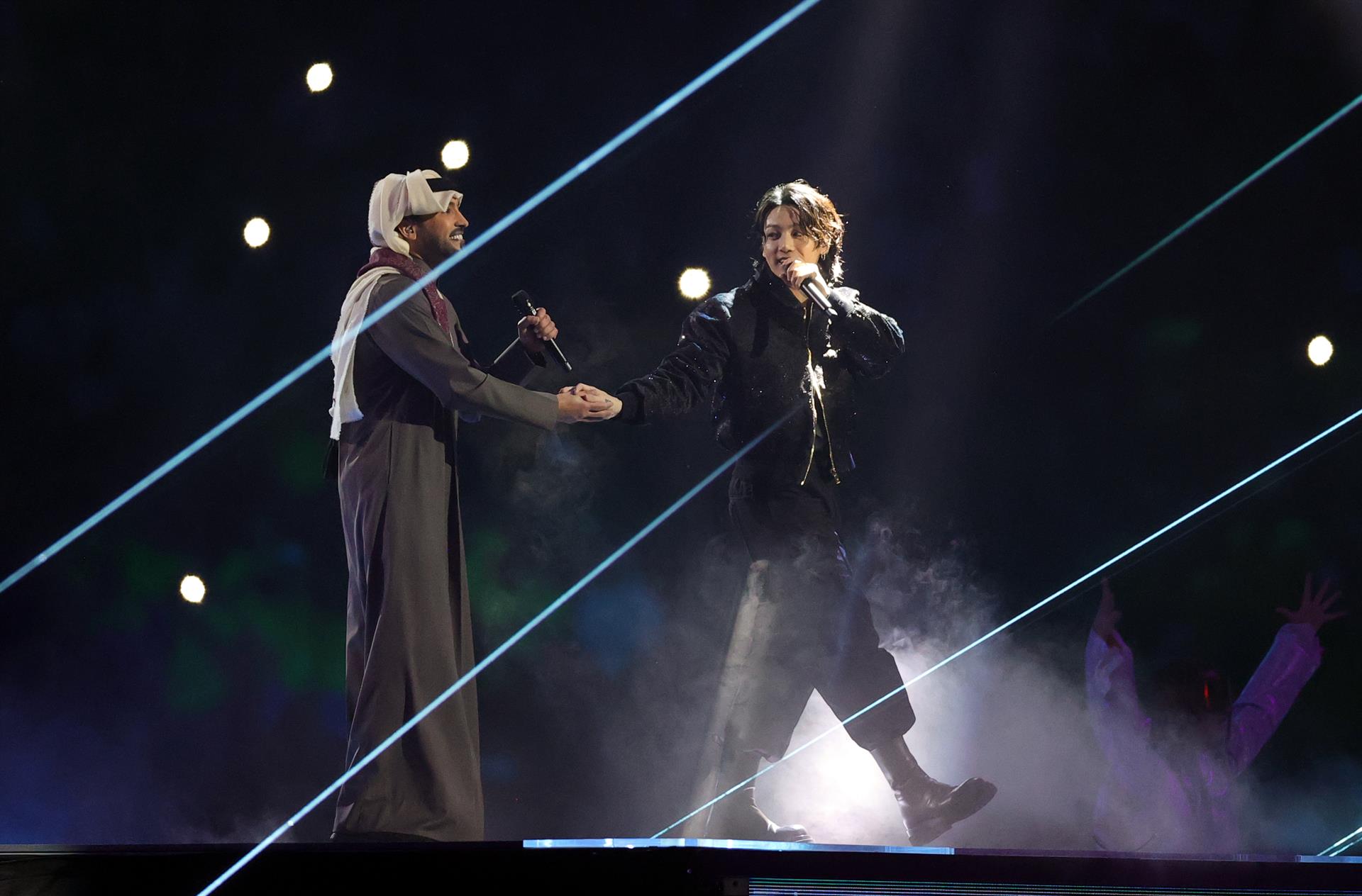 El artista surcoreano Jung Kook y el catarí Fahad Al Kubaisi interpretan la canción oficial 'Dreamers'.