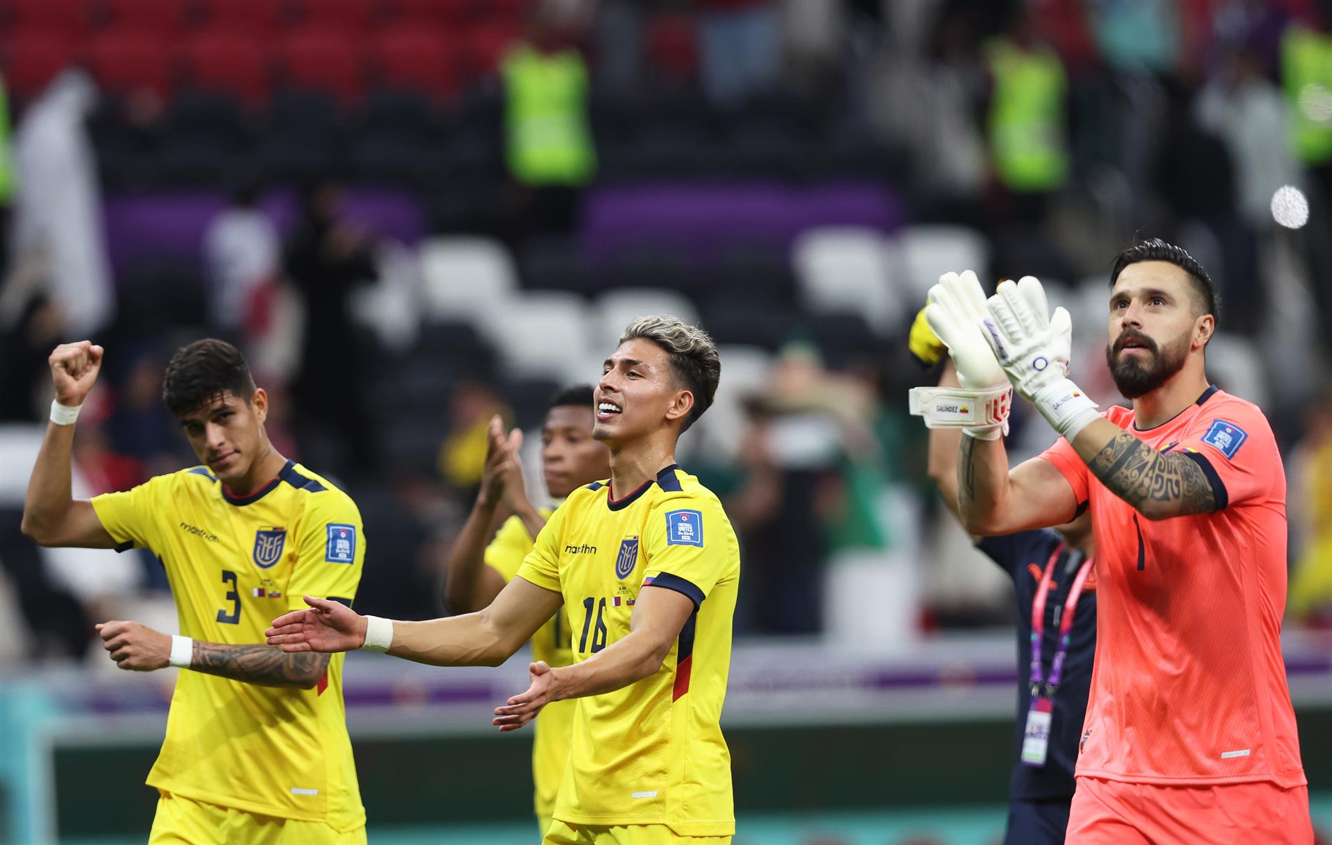 Jugadores de Ecuador celebran. 