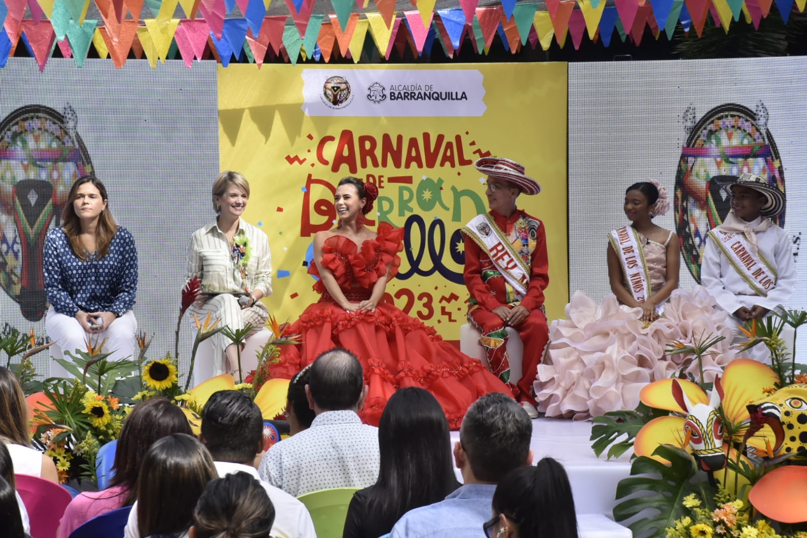 La Secretaria de Cultura, María Teresa Fernández, la gerente de Carnaval S.A.S., Sandra Gómez y los Reyes del Carnaval 2023.