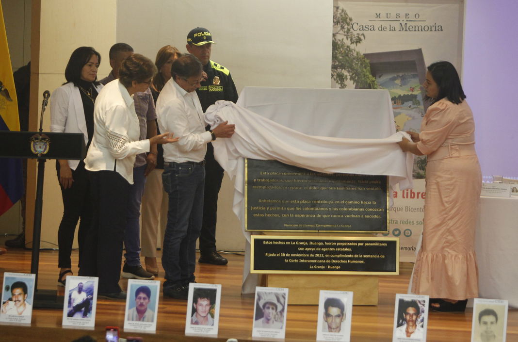 El Presidente Gustavo Petro devela una placa conmemorativa acompañado de familiares de víctimas durante el Acto de reconocimiento de responsabilidad y pedido de perdón por las masacres de Ituango.