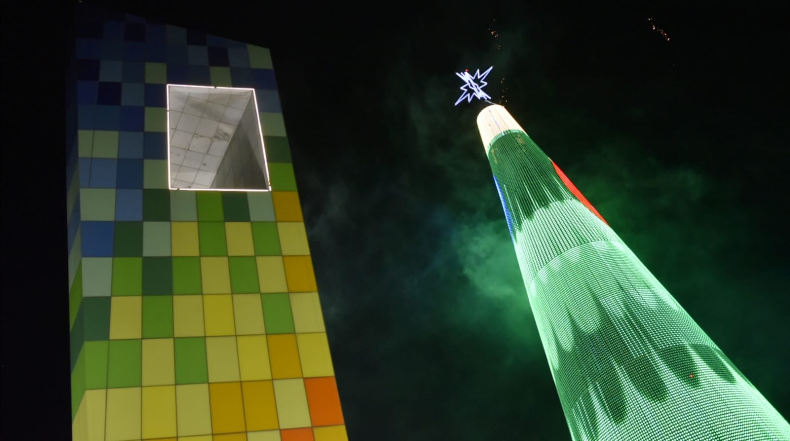 El árbol de Navidad de La Ventana al Mundo tiene 432.000 luces LED multicolores.