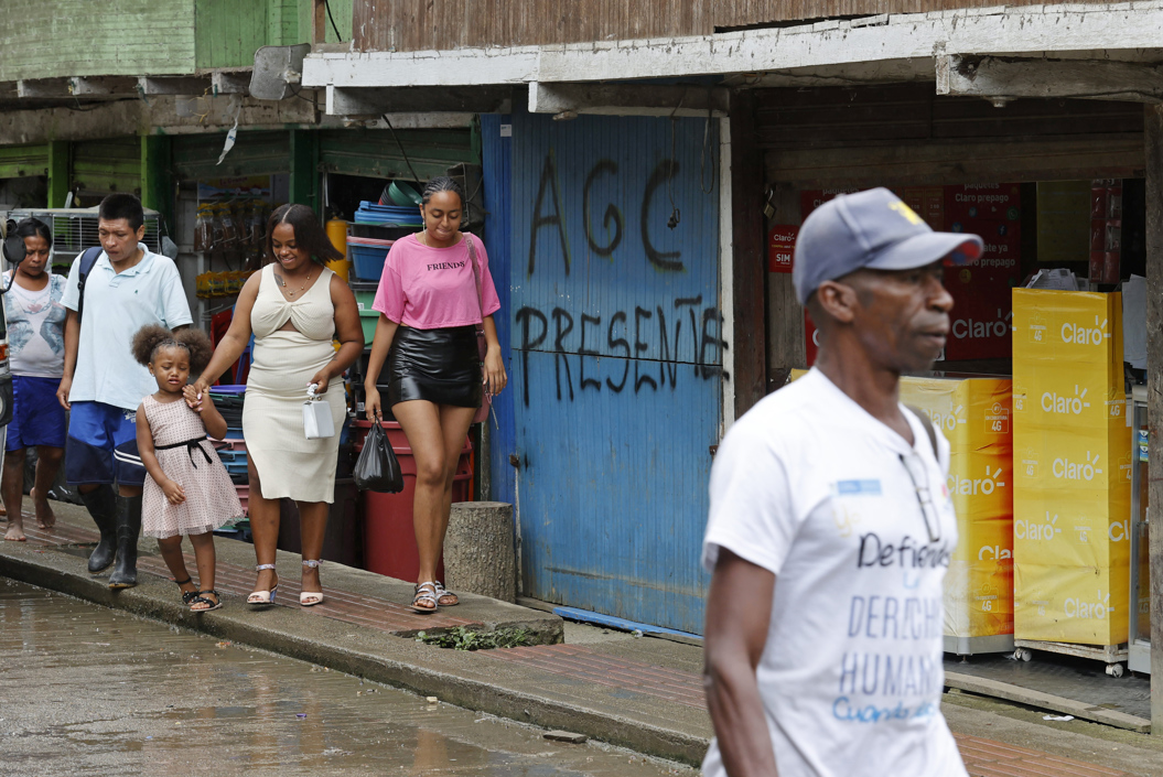 Personas en las calles de Puerto Meluk, Chocó.
