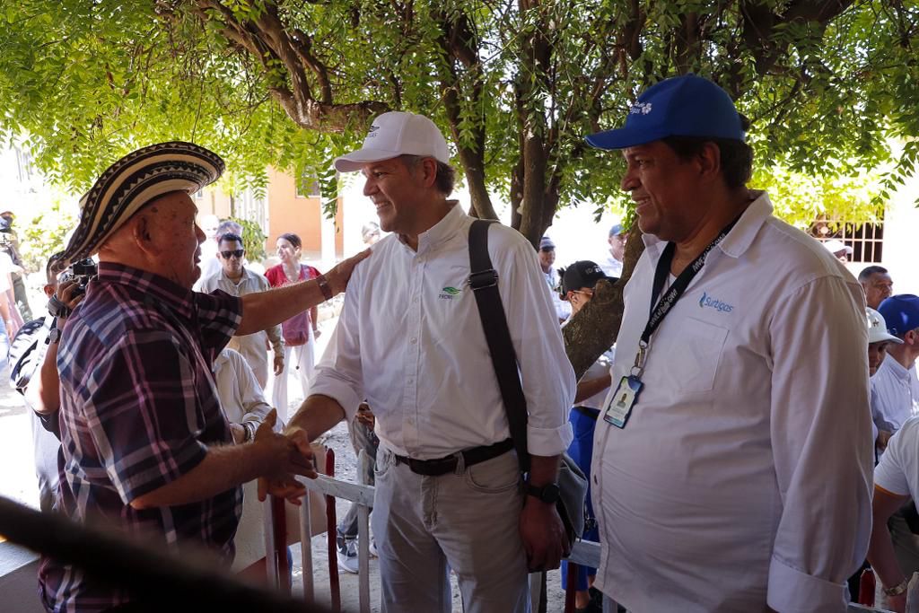 Juan Manuel Rojas, presidente de Promigas, saluda a un habitante de la zona de  Sucre beneficiada con gas natural.