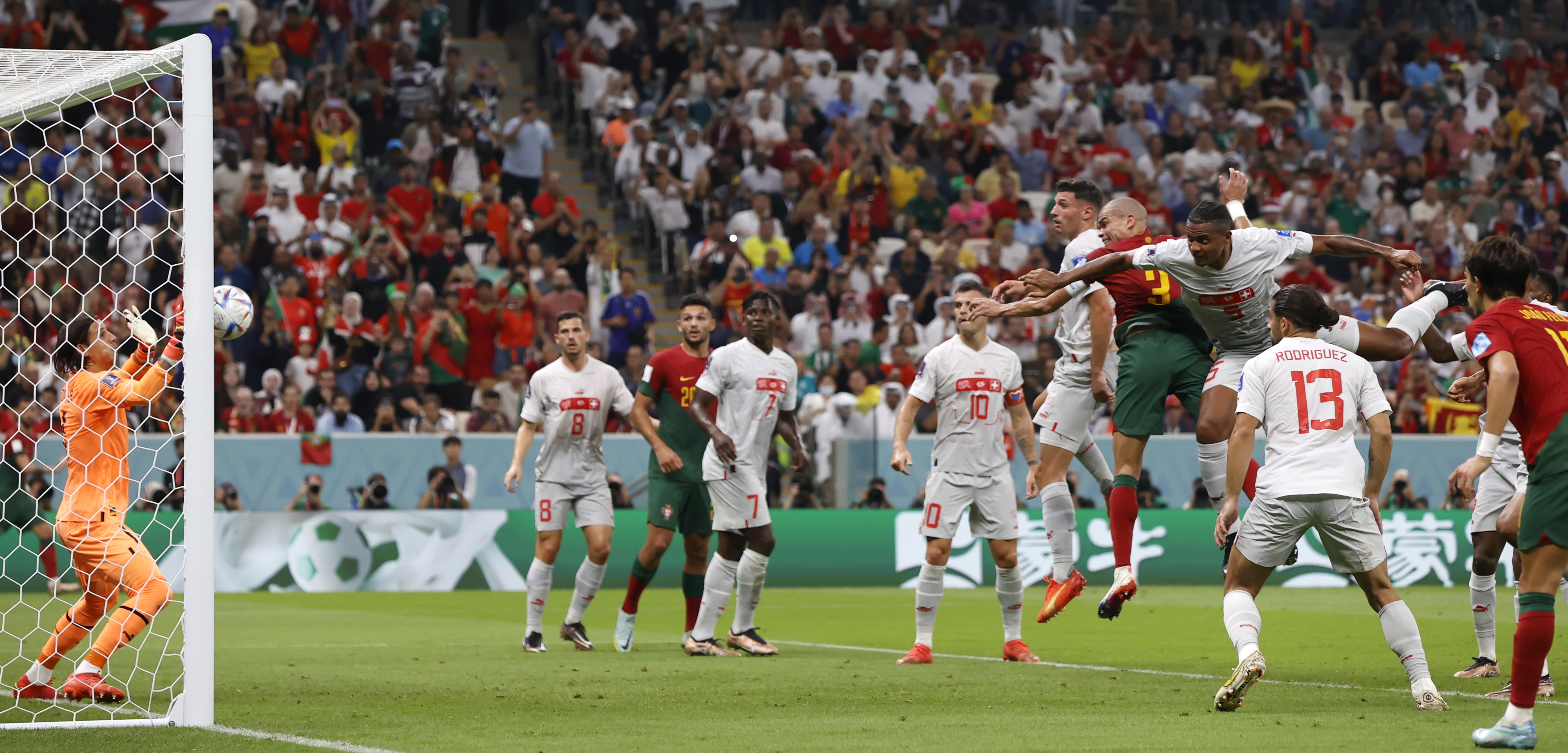 Pepe, de golpe de cabeza, marcó el 2-0 a favor de Portugal. 