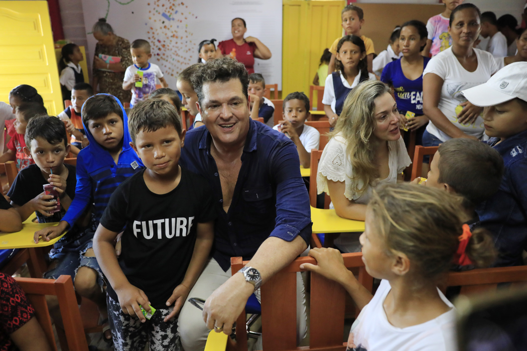 Carlos Vives, mientras habla con un grupo de niños en la escuela de Buenavista, Magdalena.