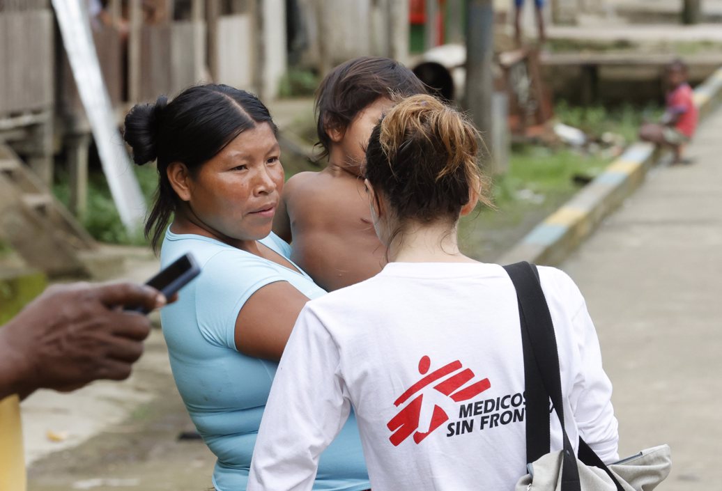 Miembros de Médicos Sin Fronteras caminan, en Pié de Pató, Chocó.