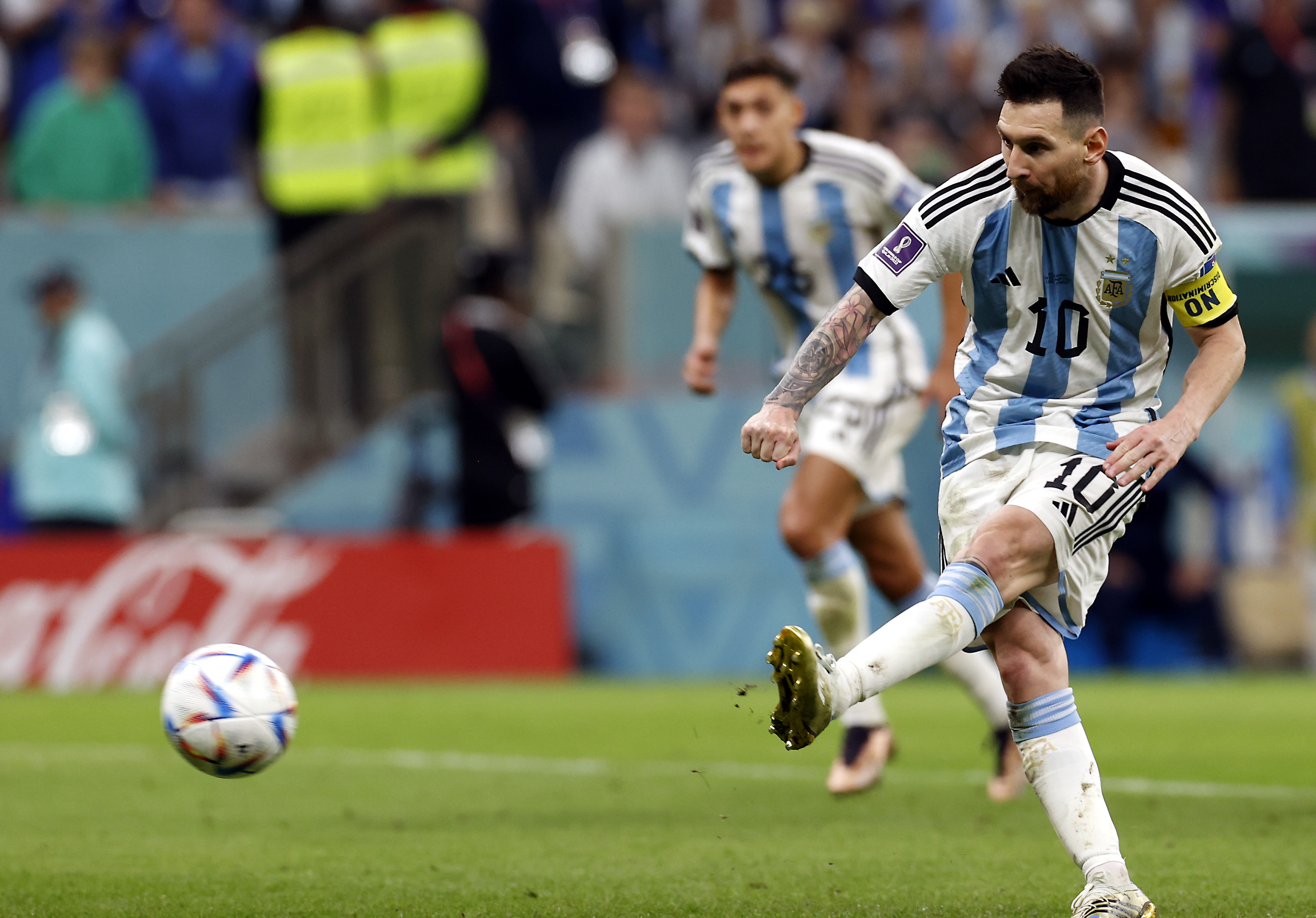Lionel Messi, de pena máxima, marcó el segundo gol argentino.