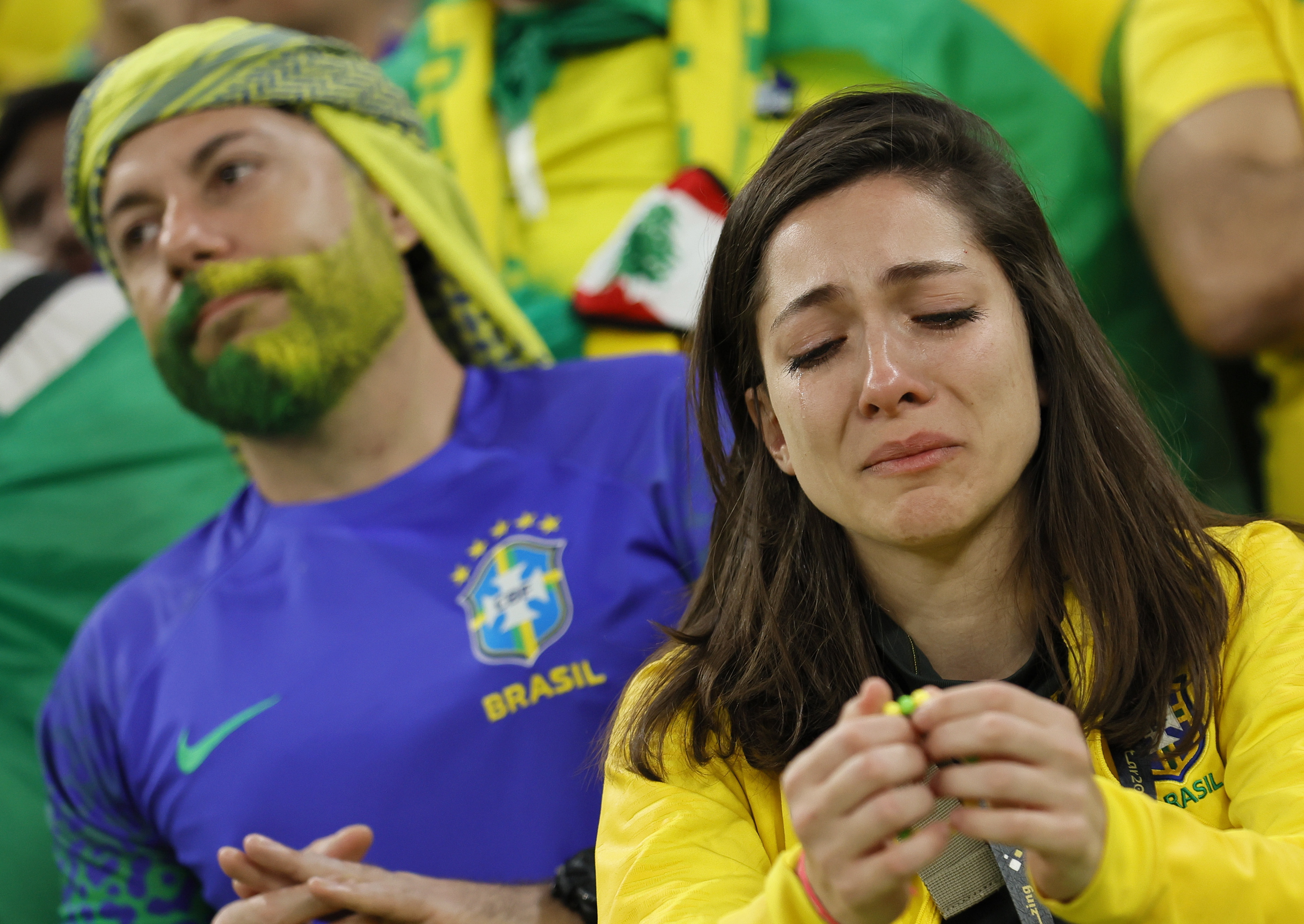 Los aficionados brasileños, inconsolables tras su eliminación ante Croacia. 