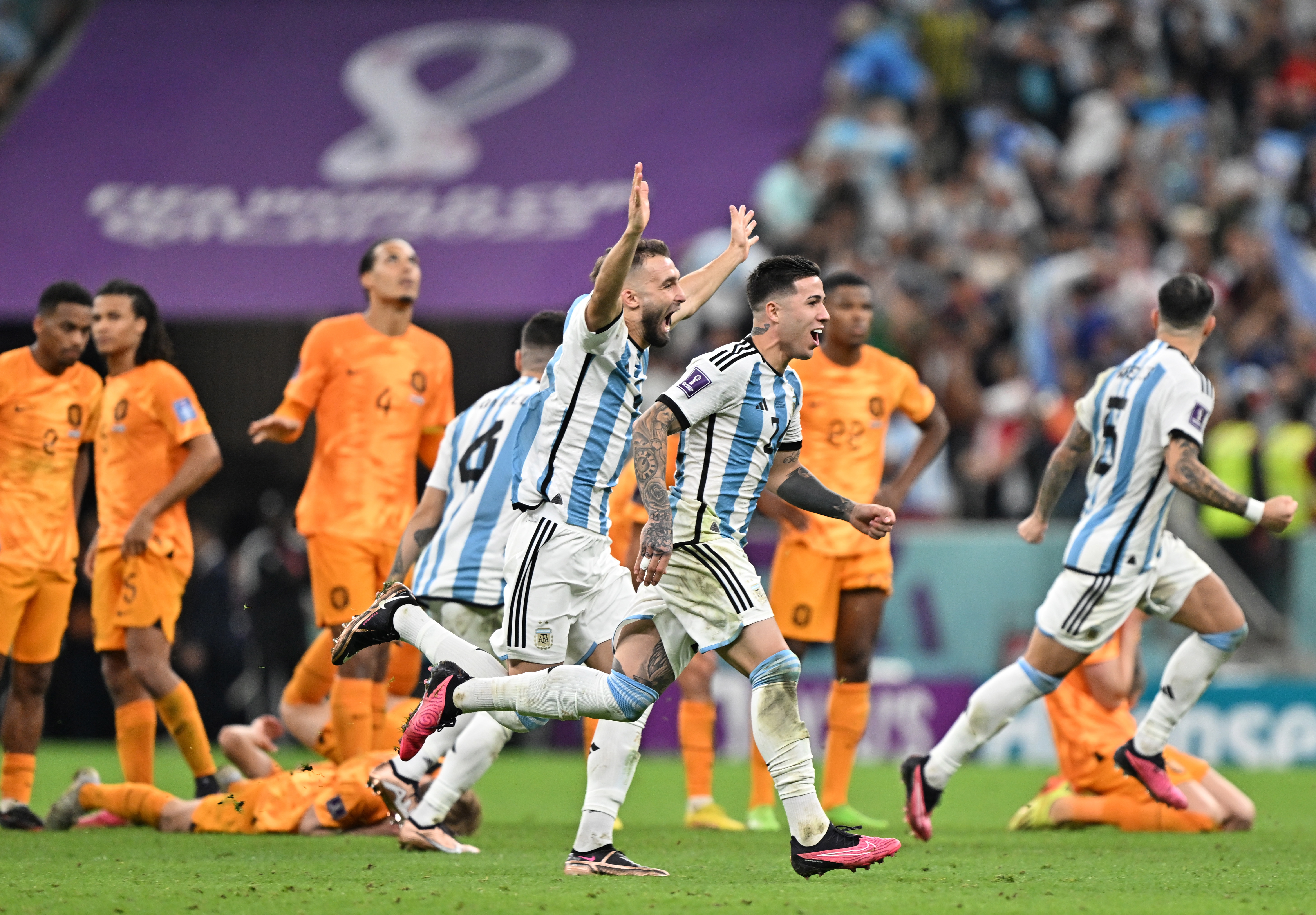 Jugadores de Argentina celebran tras culminar la tanda de penales.