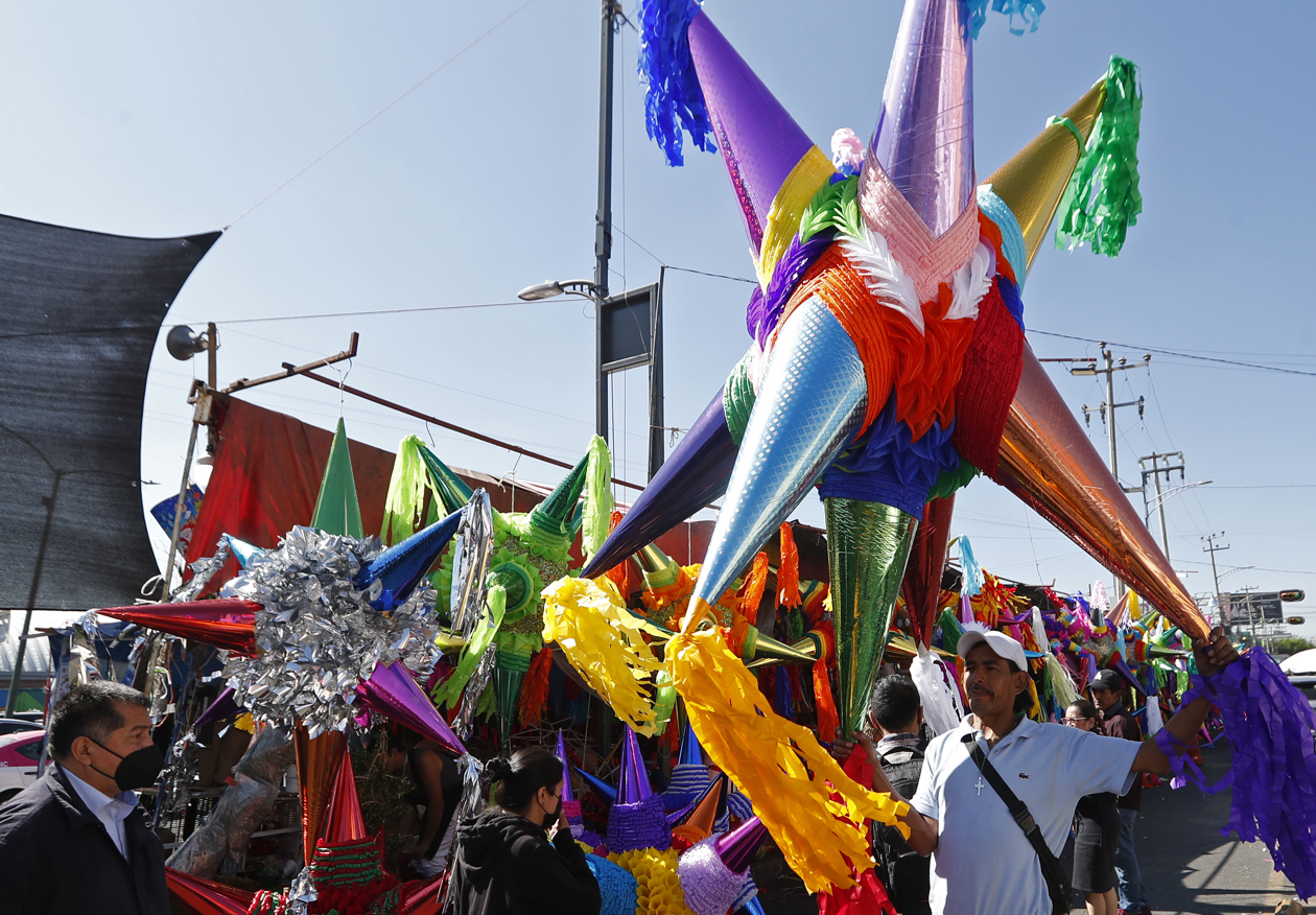 Piñatería en mercado de Jamaica, en Ciudad de México.
