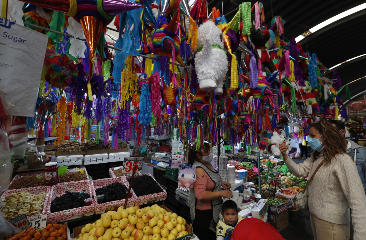 Piñatería en mercado de Jamaica, en Ciudad de México.