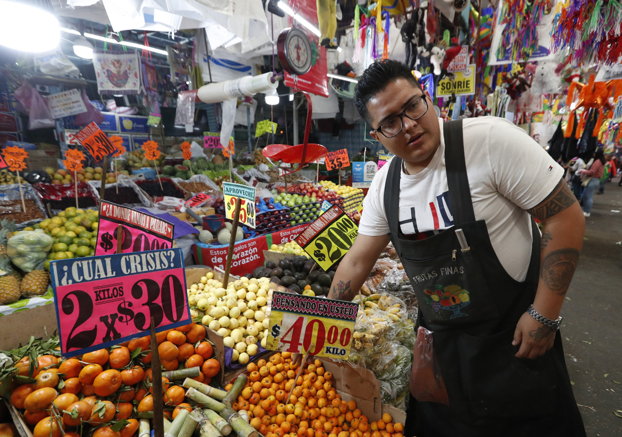 Un vendedor en el mercado de Jamaica, en Ciudad de México.