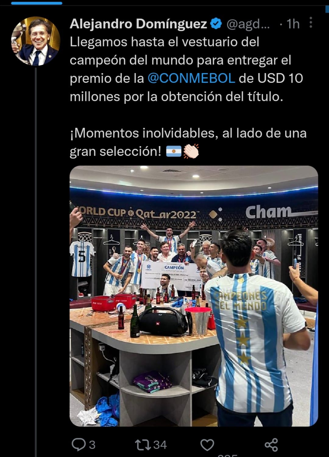 Momento en que reciben el cheque los jugadores de Argentina. 