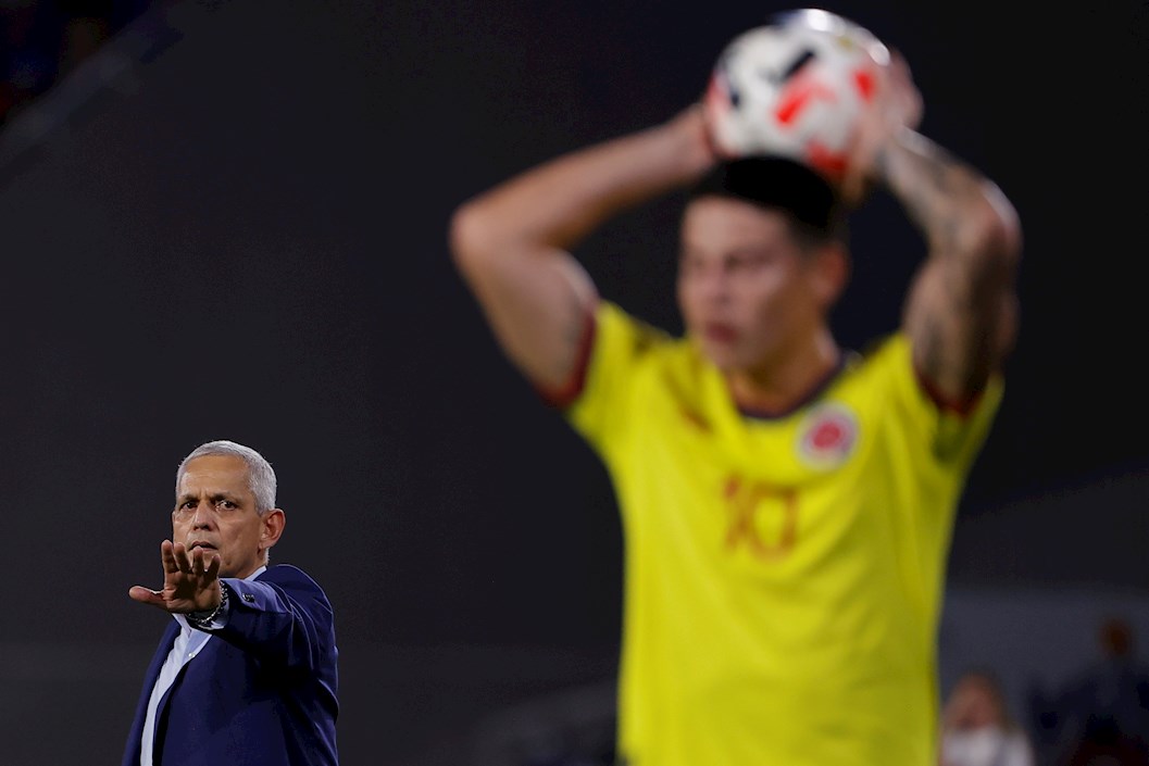 El entrenador de Colombia, Reinaldo Rueda, atento a un saque lateral de James Rodríguez.
