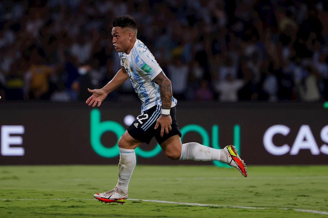 Lautaro Martínez de Argentina celebra luego de anotar un gol.