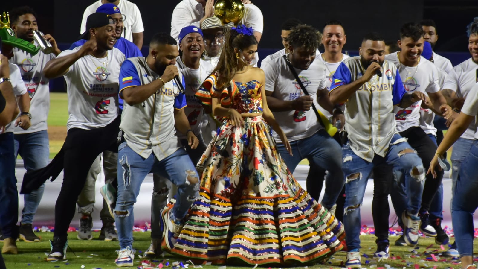 La reina del Carnaval 2022 Valeria Charris celebrando con los campeones.