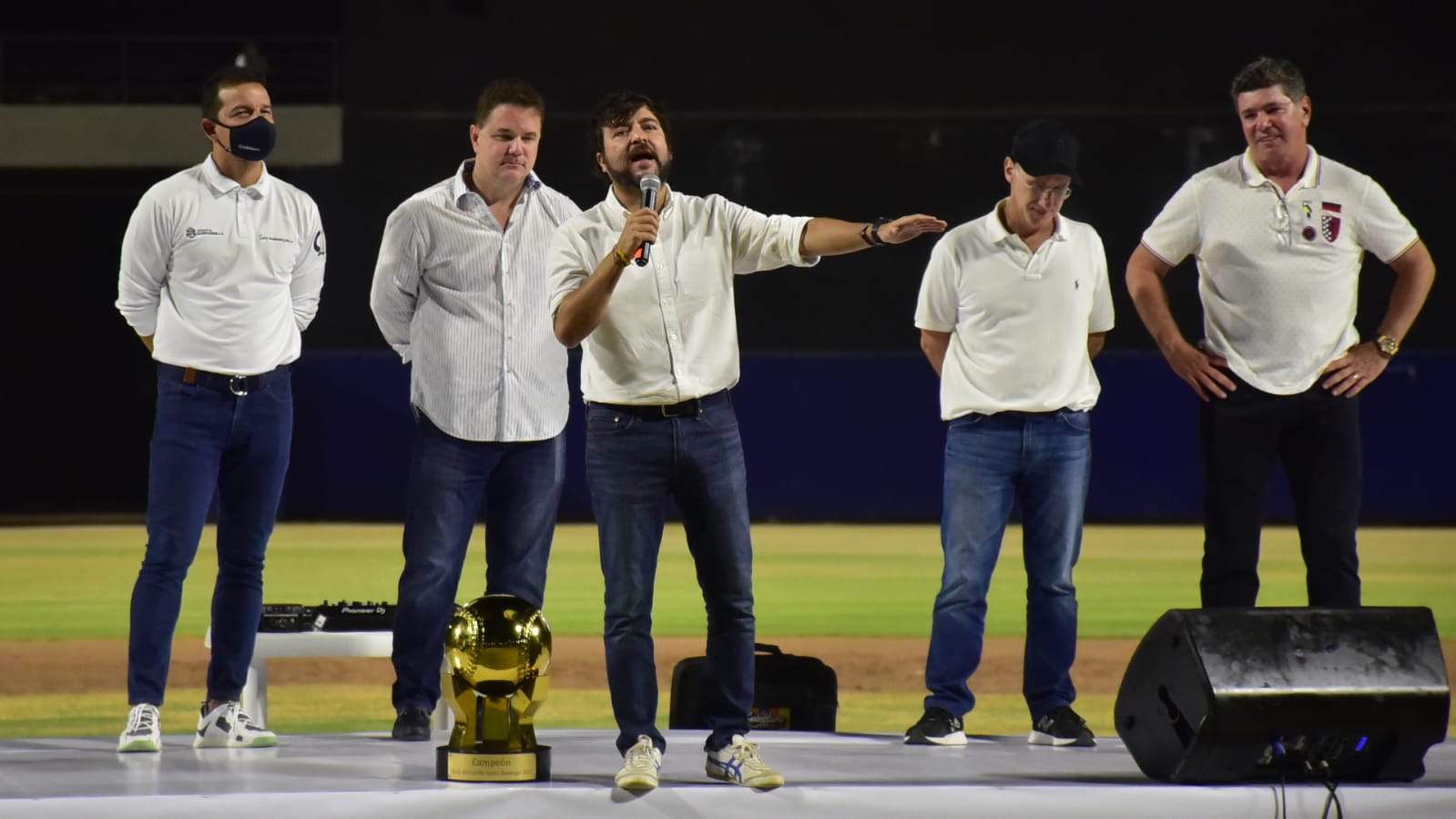 El Alcalde Jaime Pumarejo saludando a los campeones.