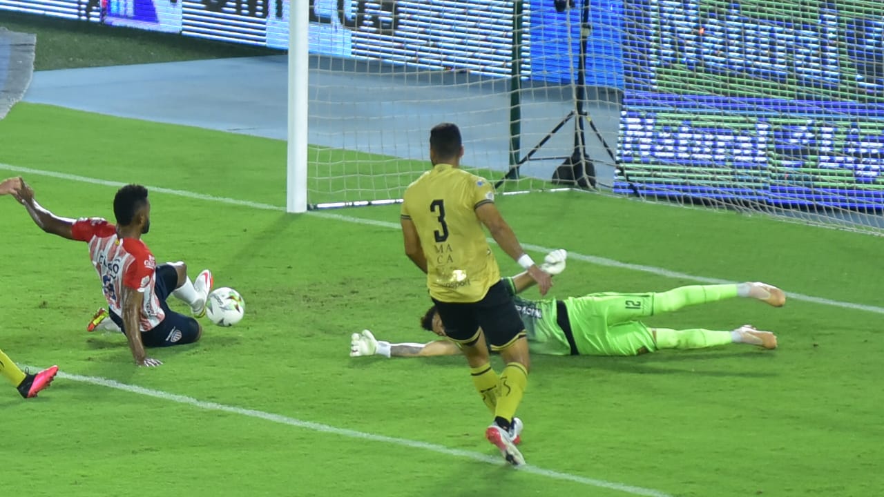 Remate de Miguel Ángel Borja para el 2-1 definitivo.