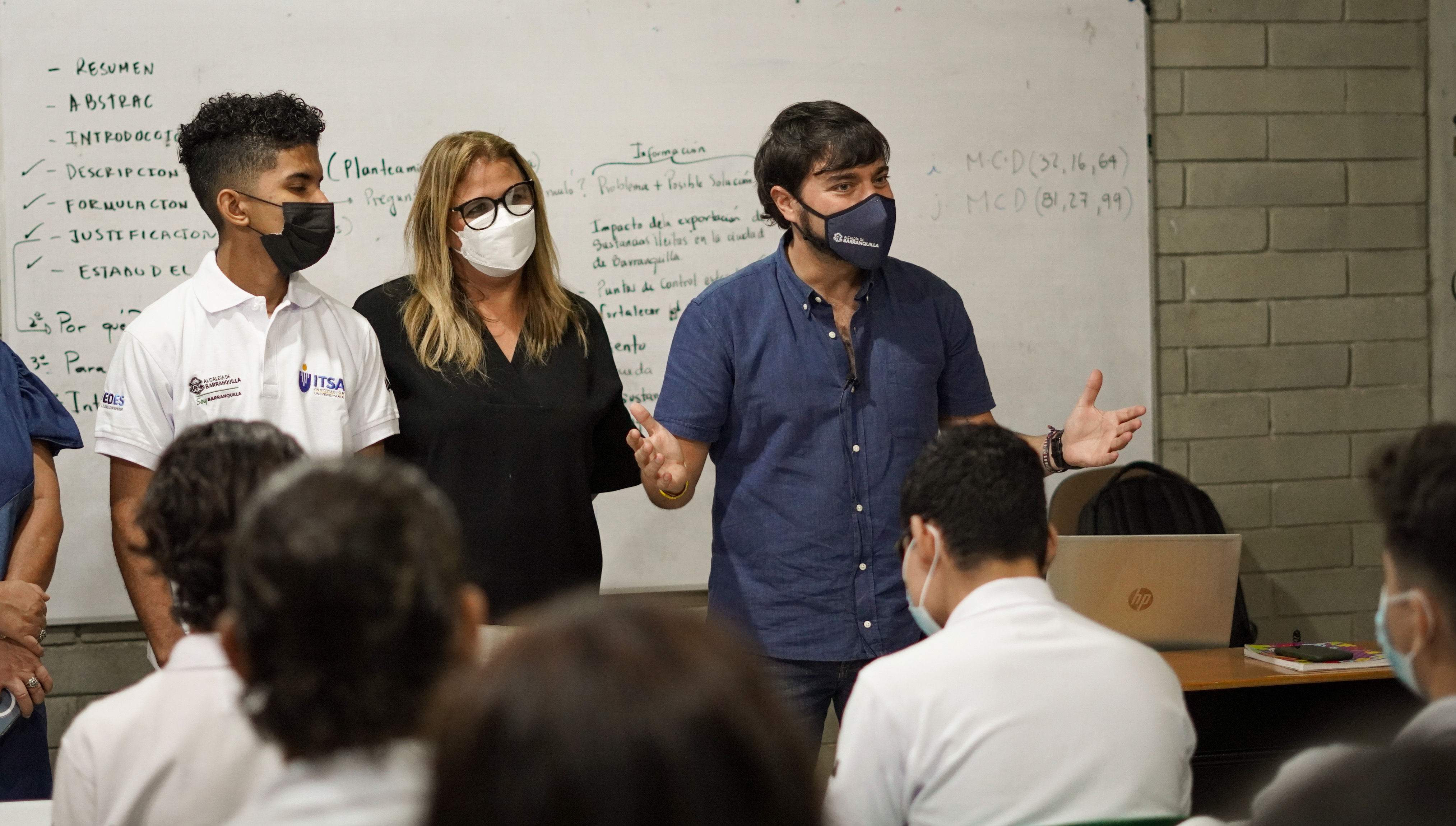 Un estudiante de la Universidad a tu barrio y la secretaría de Salud, Bibiana Rincón, y el alcalde Jaime Pumarejo.
