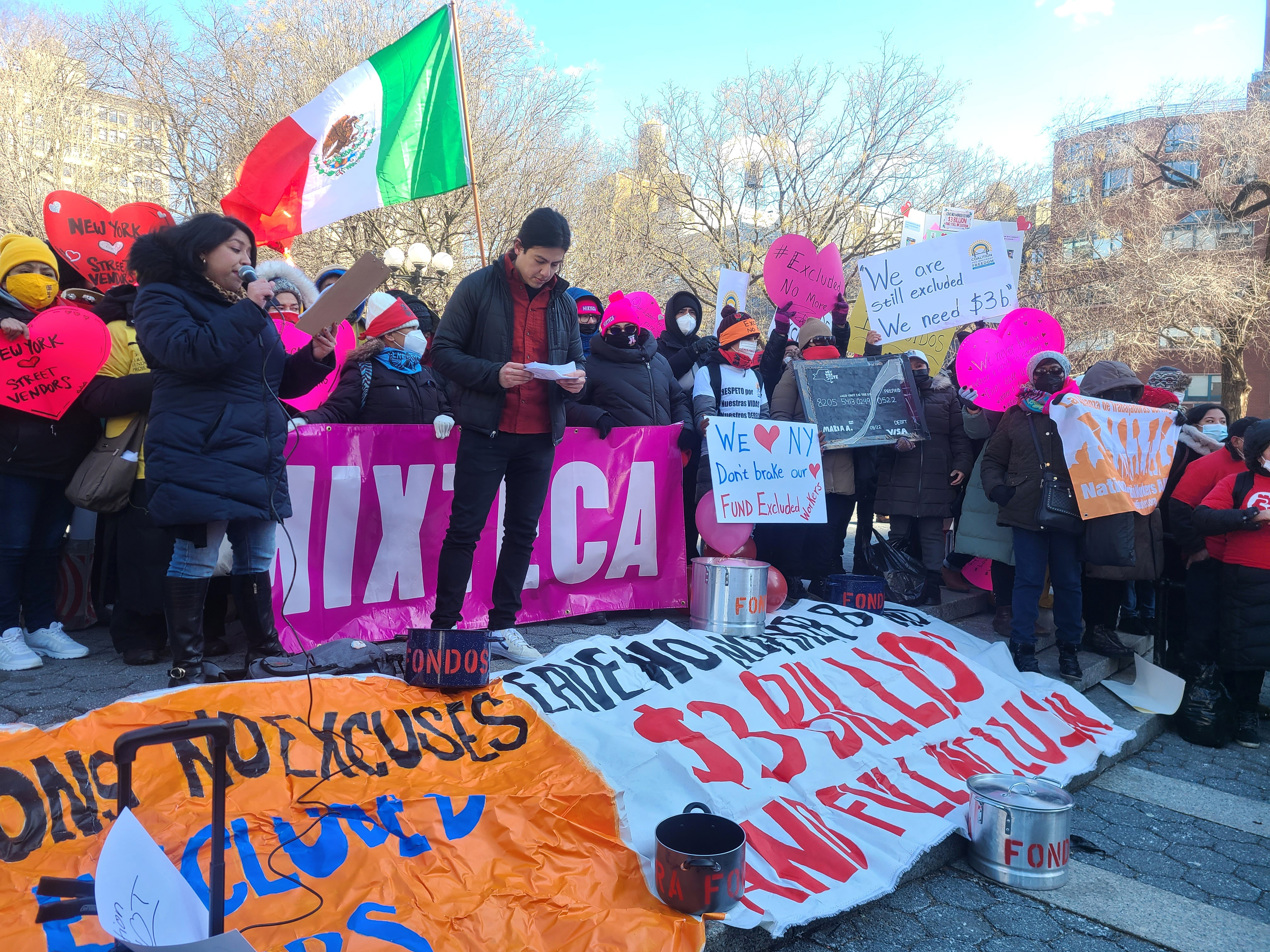 Unos activistas hablan este lunes durante una manifestación de inmigrantes trabajadores en la plaza de Union Square de Nueva York.