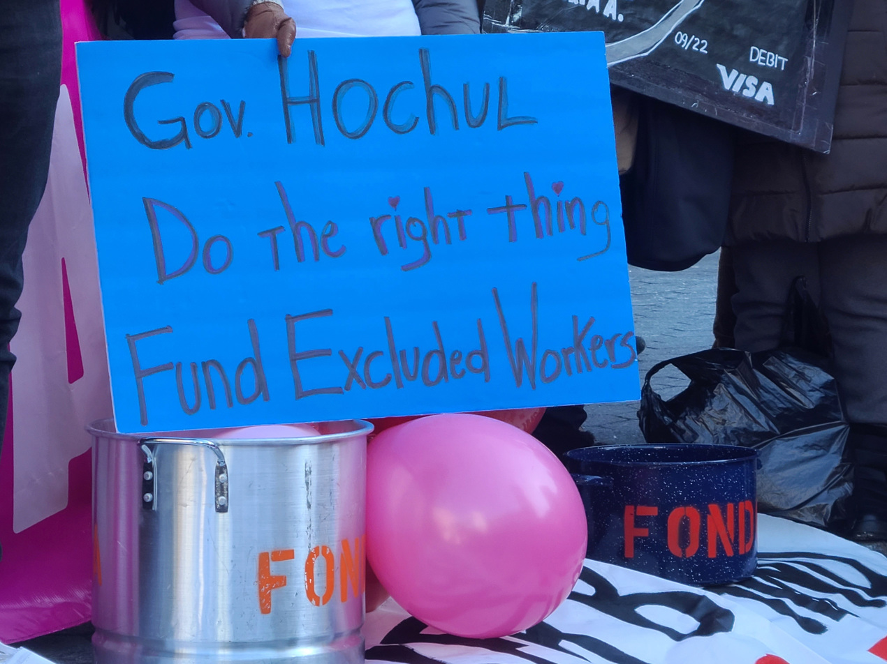 Una pancarta que dice "Gobernadora Hochul haga lo correcto. Fondo para Trabajadores Excluidos" es desplegada este lunes durante una manifestación de inmigrantes trabajadores en la plaza de Union Square de Nueva York. 
