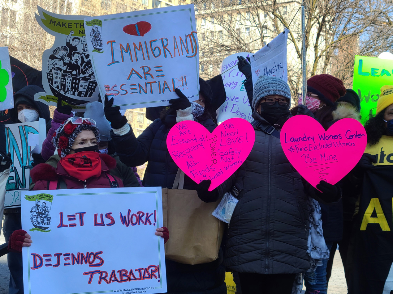 Unas inmigrantes trabajadoras sostienen pancartas reivindicativas y corazones por el Día de San Valentín este lunes durante una manifestación en la plaza de Union Square de Nueva York.