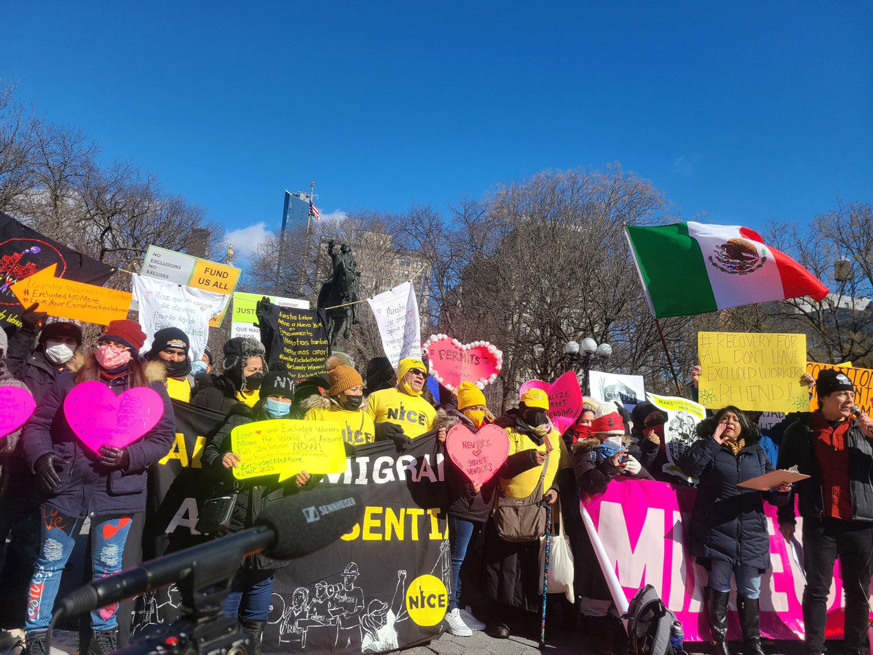 Trabajadores inmigrantes en Nueva York hicieron un llamado este lunes, en el Día del Amor y la Amistad, a legisladores estatales para que les demuestren "su amor" aprobando un proyecto que permita establecer un programa de desempleo dirigido a indocumentados y aumentar el número de permisos para los vendedores ambulantes. 