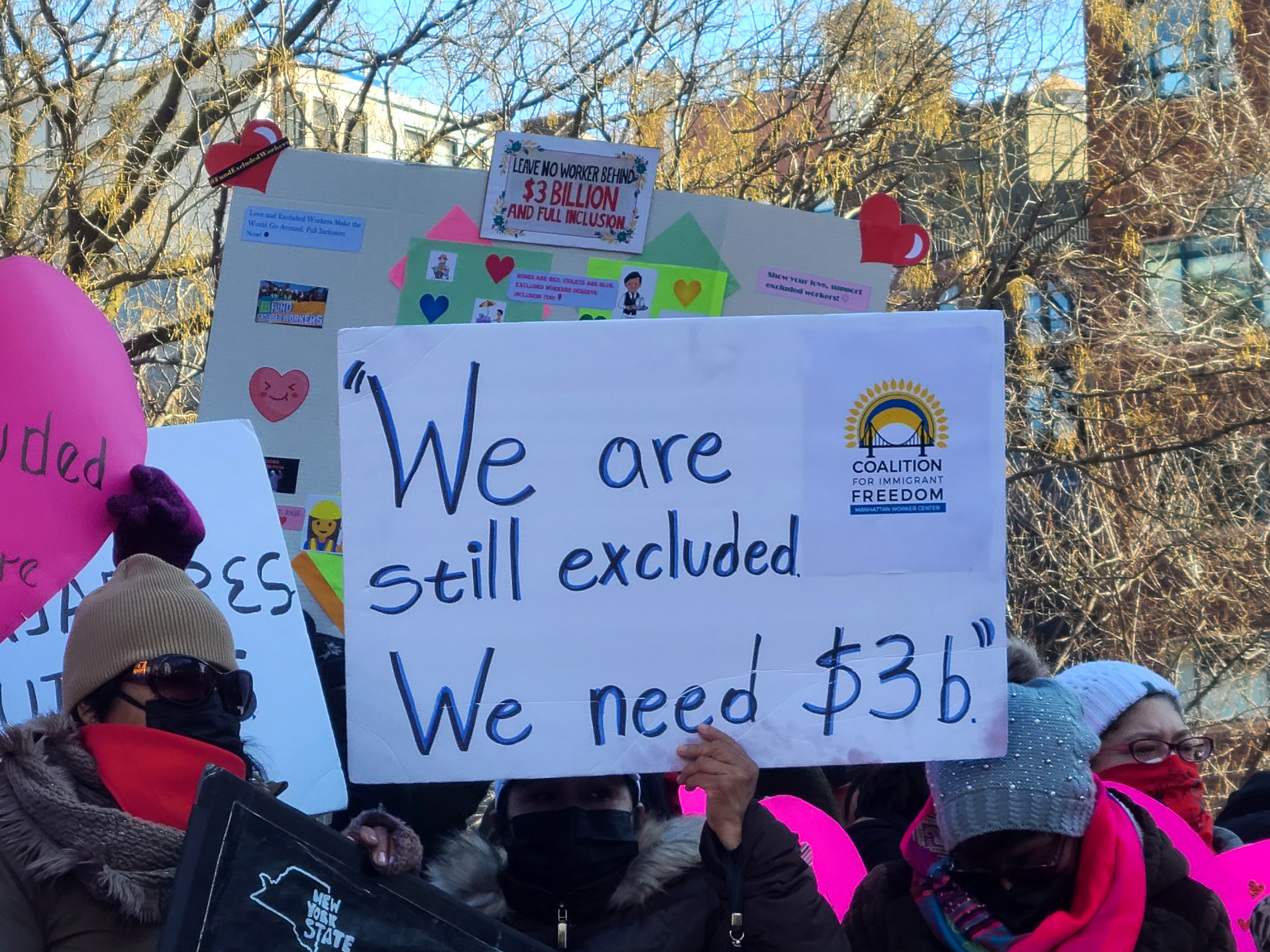 Unas inmigrantes trabajadoras sostienen pancartas reivindicativas y corazones por el Día de San Valentín este lunes durante una manifestación en la plaza de Union Square de Nueva York. 