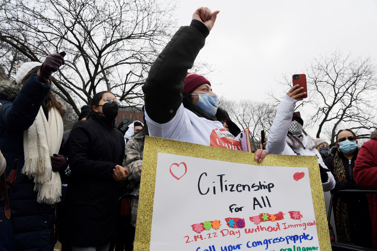 Cientos de inmigrantes sostienen pancartas y gritan consignas este lunes durante la convocatoria de "Un Día Sin Inmigrantes" frente a la Casa Blanca en Washington.