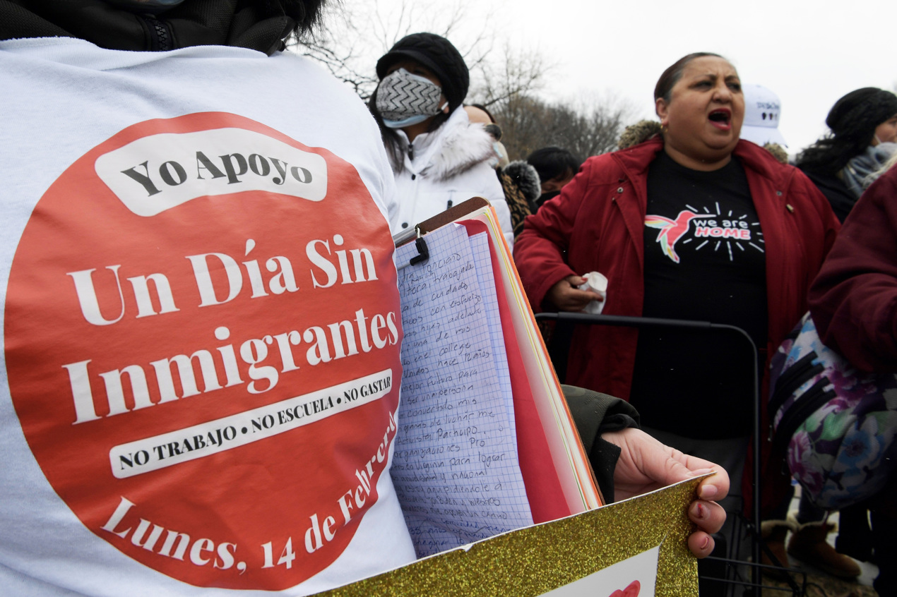 Cientos de inmigrantes sostienen pancartas y gritan consignas este lunes durante la convocatoria de "Un Día Sin Inmigrantes" frente a la Casa Blanca en Washington. 