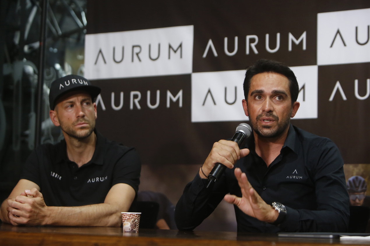  El exciclista español Alberto Contador, junto al director general de Aurumbikes, Antoine Berte (i), habla durante una rueda de prensa hoy, en Medellín.