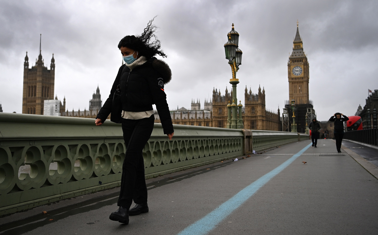 Una mujer camina en Londres, donde se percibe el fuerte viento de Eunice.