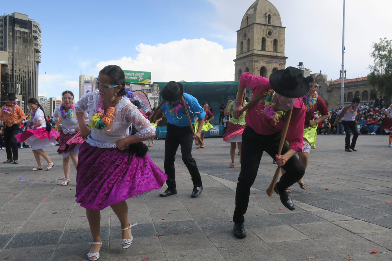 Bailarines se presentan en las calles durante un festival de danzas que marca el inicio de las celebraciones del carnaval, hoy, en La Paz (Bolivia).