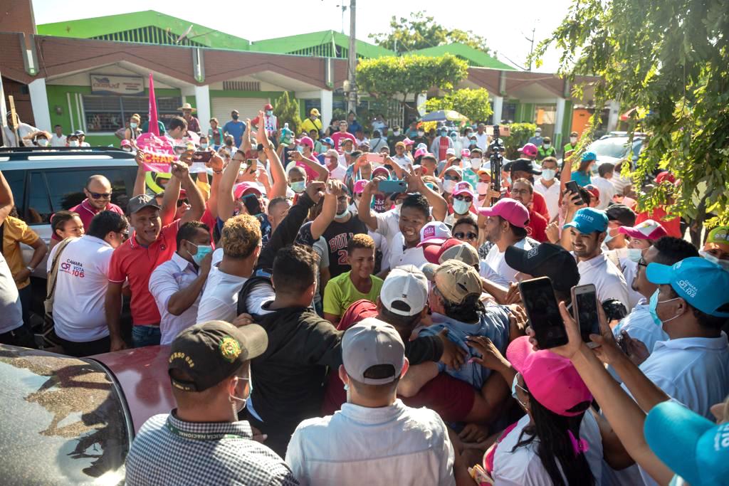 El precandidato presidencial Alex Char rodeado de simpatizantes en el departamento del Magdalena.