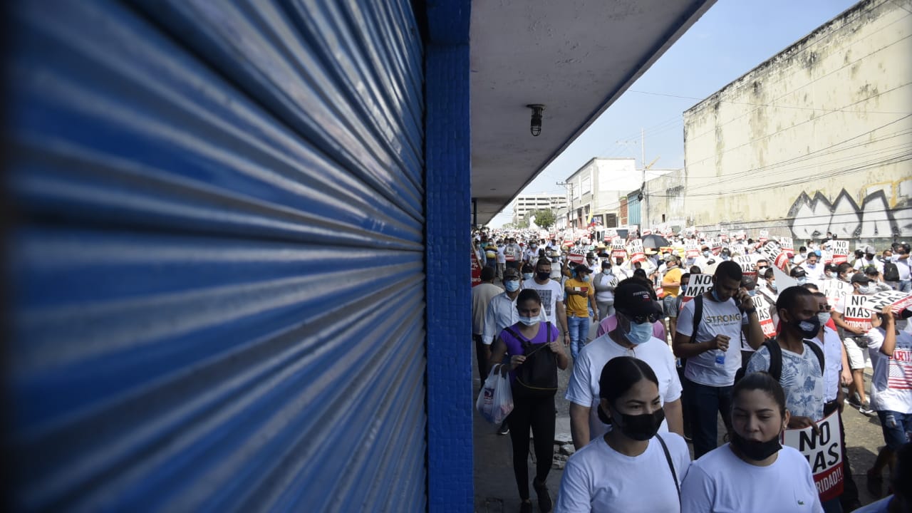 Imagen de la marcha de comerciantes contra la extorsión.