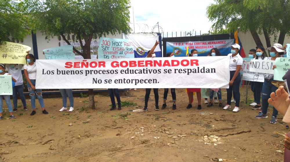 Comunidad de Apure protestando contra el Gobernador Carlos Caicedo.