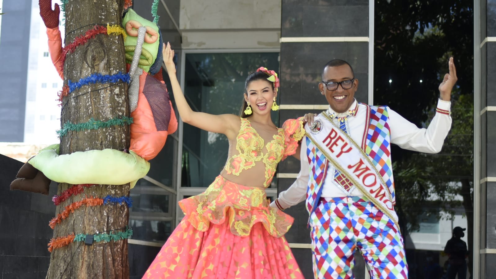 La Reina del Carnaval 2022, Valeria Charris, y el Rey Momo, Kevin Torres.