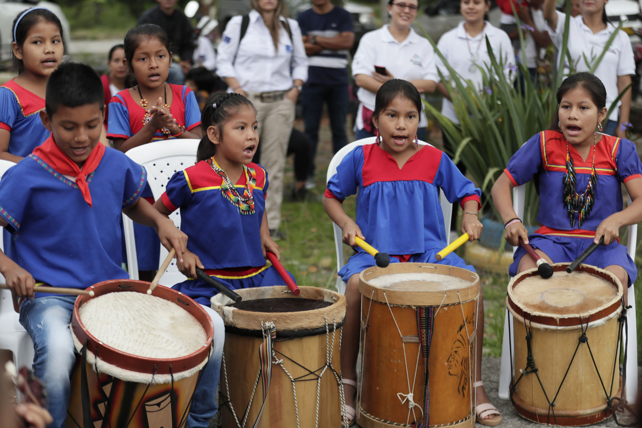 Integrantes del grupo musical Ufa Genfa, de la comunidad Cofán del Valle del Guamuéz, en el municipio de La Hormiga en Colombia. 