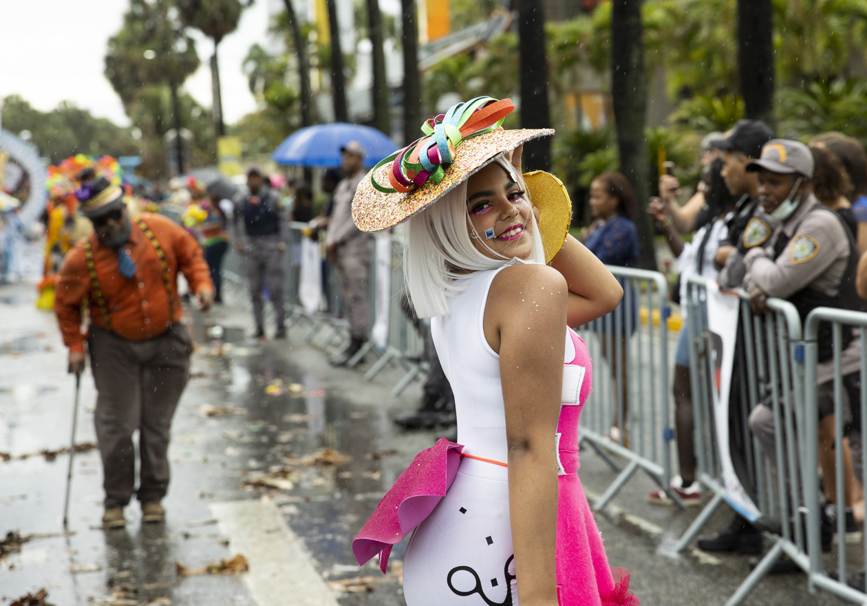 Mujer dominicana participando en el desfile.