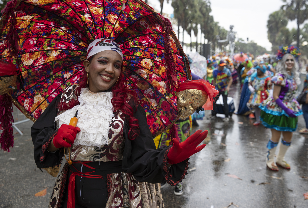 Comparsas participan hoy en el Desfile Nacional de Carnaval 2022.