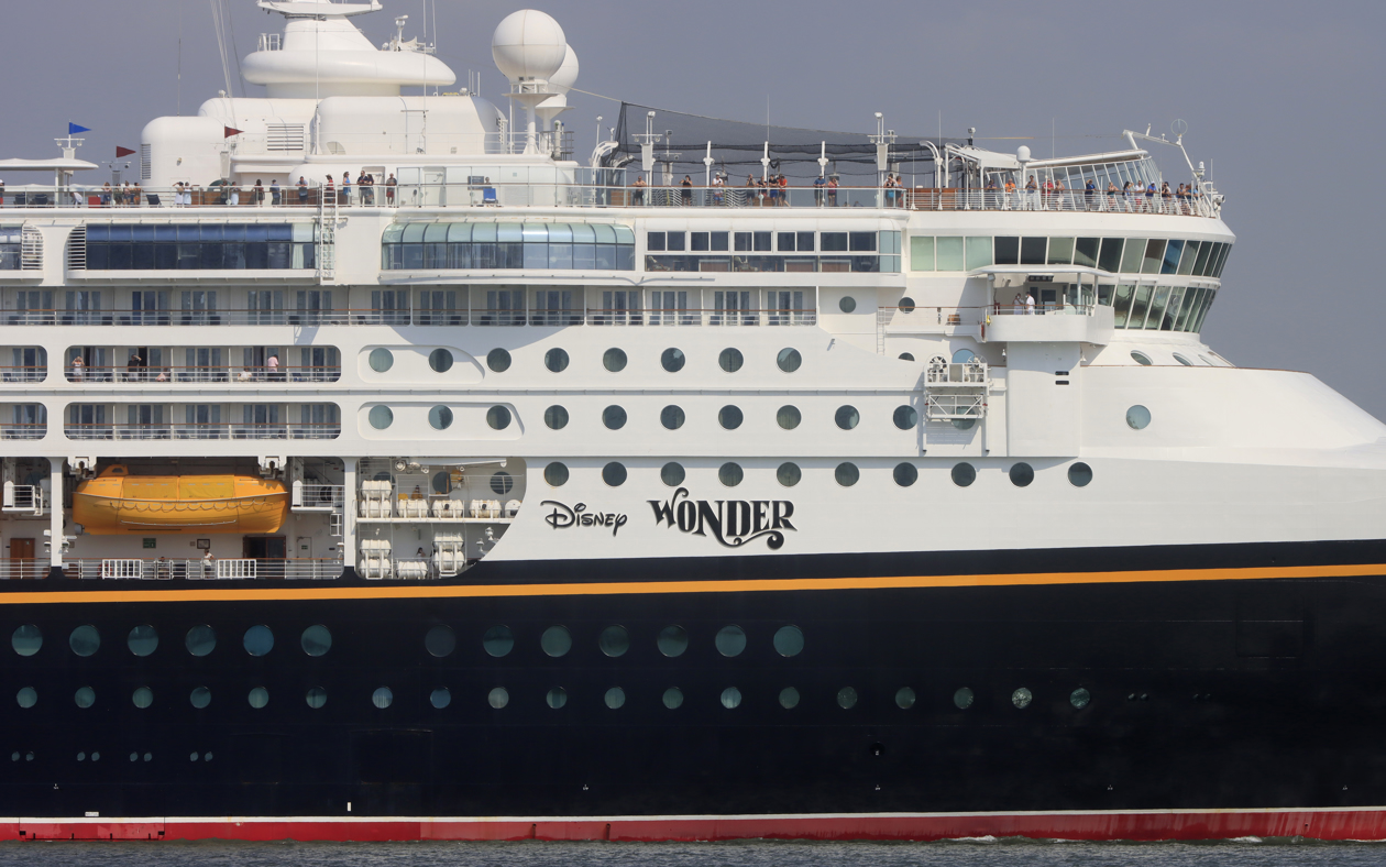 El crucero Disney Wonder de la compañía Disney Cruise Line es visto hoy a su salida del puerto turístico de Cartagena de Indias.
